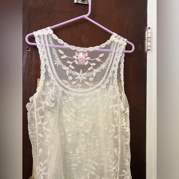 ❌SOLD❌ Cute, Candie’s Tank Top 💓 - Picture 3 of 3